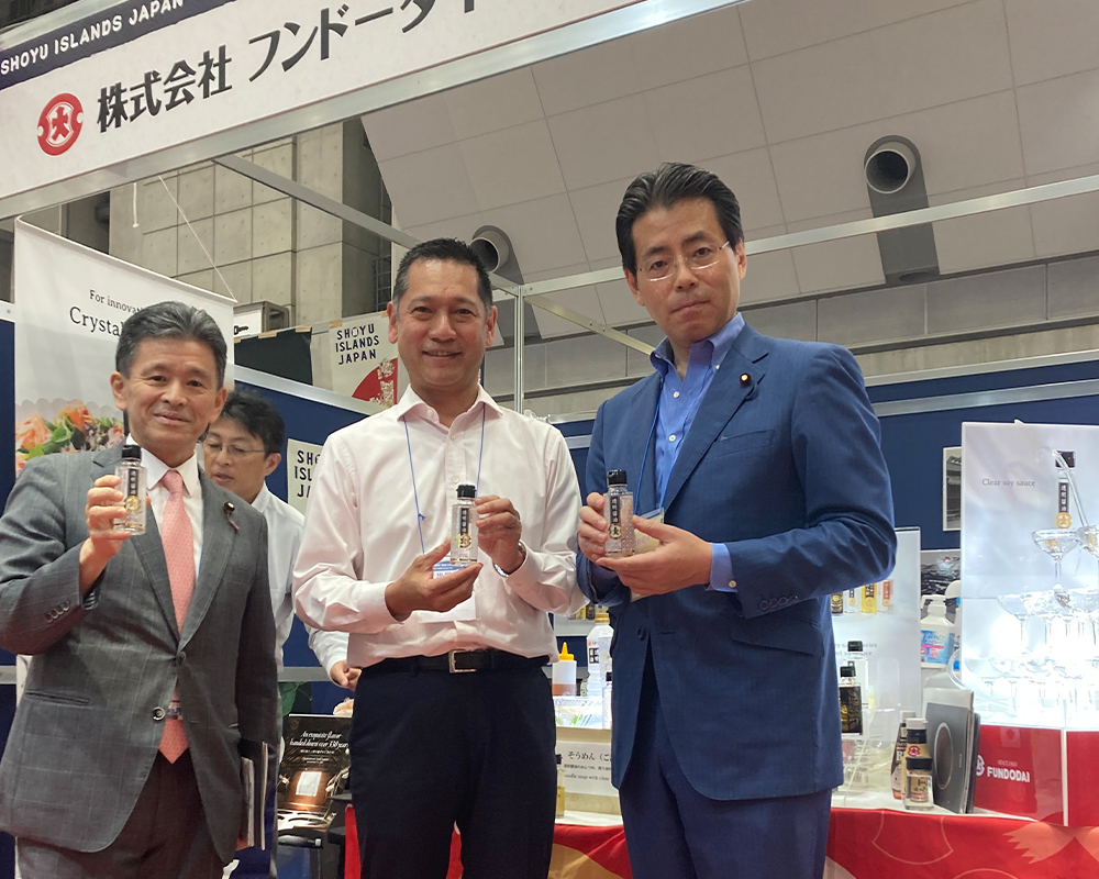 报告:第七届“日本食品”出口博览会，全国酱油工业协同组合联合会(全酱工联)展区内出展。插图17
